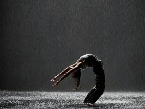 donna che danza sotto la pioggia